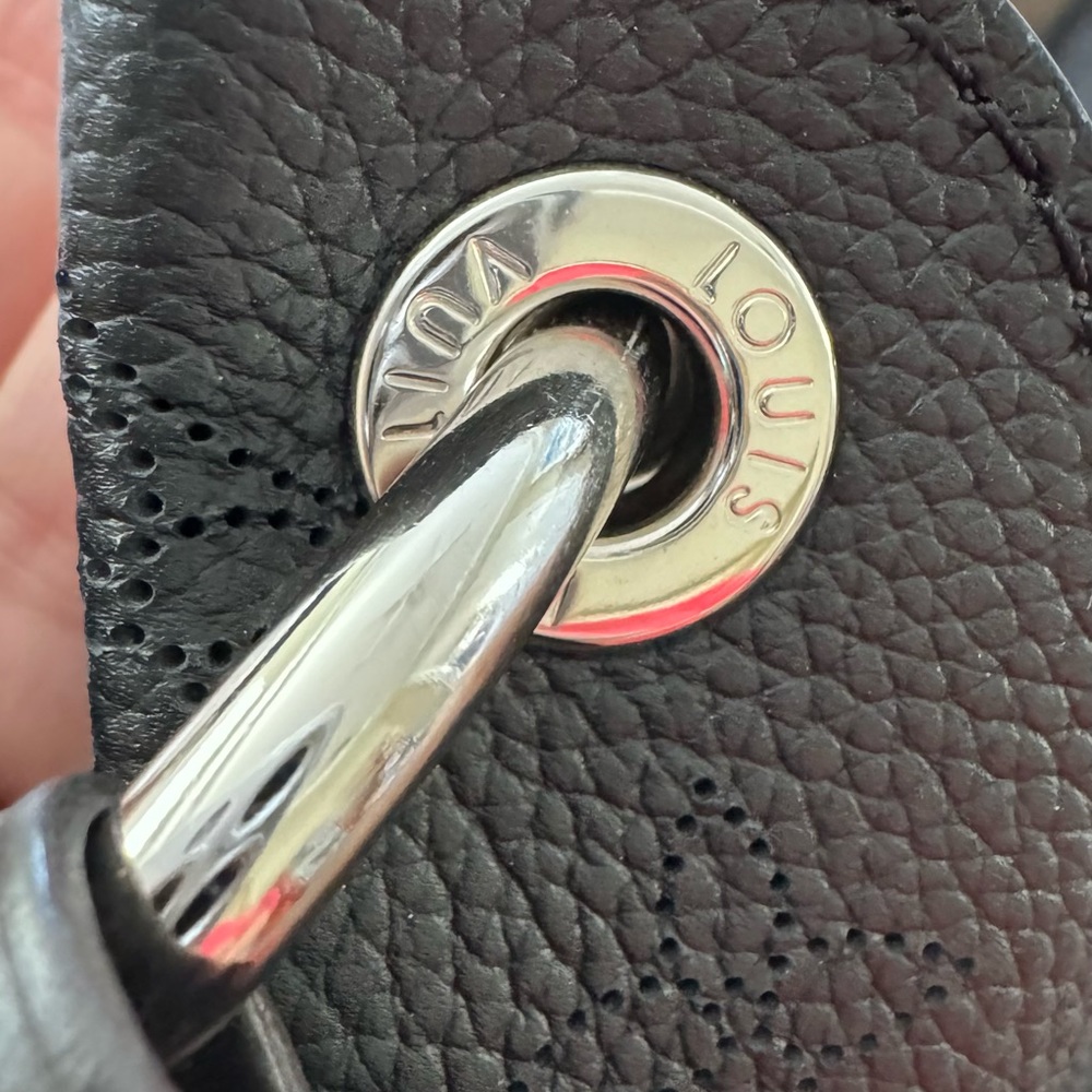 LOUIS VUITTON Carmel bag MAHINA Black with silver hardware EXCELLENT CONDITION - Picture 11 of 17